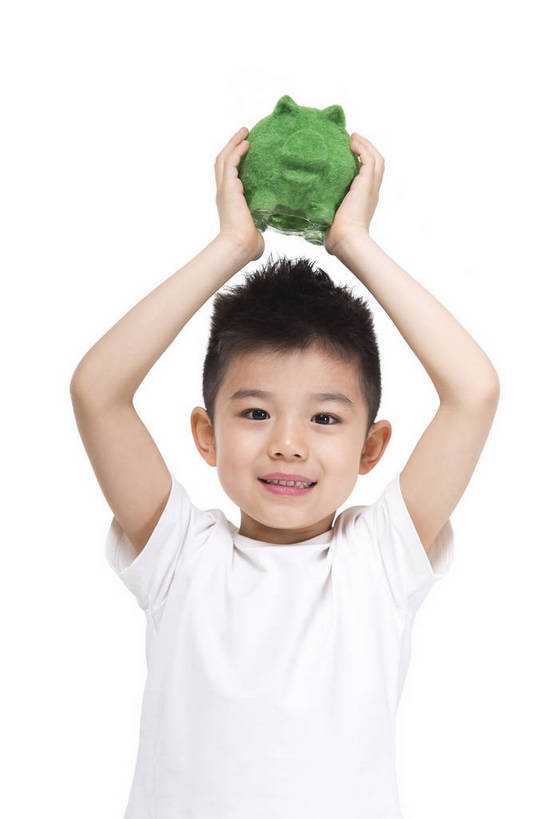 东方人,儿童,站,捧,微笑,竖图,彩色,室内,白天,留白,抠图,白色背景,正面,时尚,快乐,幸福,北京,中国,仅一个人,服装,环保,图片,顶,小猪,小孩,衣服,绿色,白色,模型,站着,健康,储蓄罐,放松,可爱,童年,童趣,储蓄,理财,摄影,服饰,生活方式,成长,希望,好奇,未来,衣着,穿着,宣传,乐观,衣饰,节约,天真,男孩,男人,男性,亚洲人,中国人,孩子,站立,半身,影棚拍摄,愉快,男生,bj174