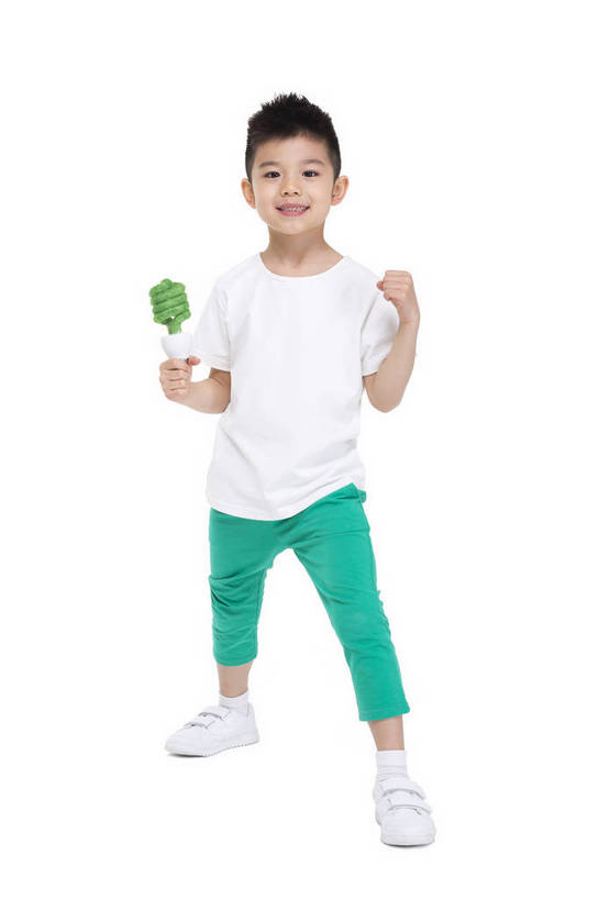 东方人,儿童,站,捧,微笑,竖图,彩色,室内,白天,留白,抠图,白色背景,正面,时尚,快乐,幸福,节能,北京,中国,仅一个人,服装,环保,灯泡,图片,节能灯,小孩,衣服,绿色,白色,站着,健康,放松,可爱,童年,童趣,摄影,服饰,生活方式,成长,希望,好奇,未来,衣着,穿着,宣传,乐观,衣饰,天真,男孩,男人,男性,亚洲人,中国人,孩子,站立,全身,影棚拍摄,愉快,男生,bj174