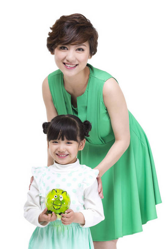 东方人,儿童,中年人,两个人,家庭,站,微笑,竖图,彩色,室内,白天,留白,抠图,白色背景,正面,侧面,裙子,时尚,快乐,幸福,北京,中国,弯腰,环保,图片,小猪,小孩,绿色,模型,站着,健康,温馨,母女,展示,储蓄罐,放松,可爱,美女,童年,童趣,储蓄,理财,摄影,生活方式,成长,希望,好奇,未来,亲情,宣传,乐观,节约,天真,男孩,男人,男性,年轻女性,女人,女性,亚洲人,中国人,孩子,年轻人,站立,半身,影棚拍摄,爱,愉快,男生,bj174