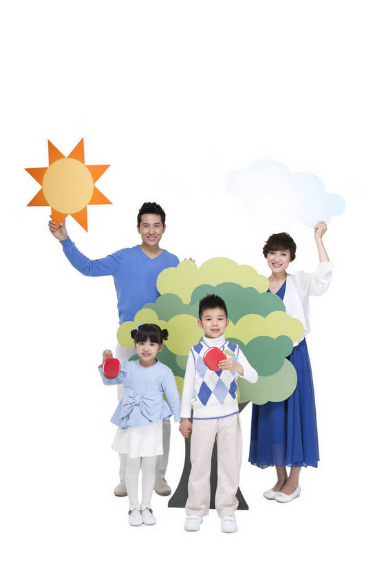 东方人,儿童,中年人,四个人,家庭,父母,站,微笑,竖图,彩色,室内,白天,留白,抠图,白色背景,正面,裙子,时尚,快乐,幸福,太阳,植物,苹果,北京,中国,种植,环保,图片,云,长裙,树,树木,小孩,绿色,自然,红苹果,站着,健康,温馨,休闲服,卡通,放松,可爱,美女,童年,童趣,摄影,生长,生活方式,成长,道具,希望,好奇,未来,亲情,宣传,合家欢,团圆,乐观,天真,男孩,男人,男性,年轻男性,年轻女性,女孩,女人,女性,亚洲人,中国人,孩子,年轻人,站立,全身,影棚拍摄,爱,愉快,男生,植树,bj174