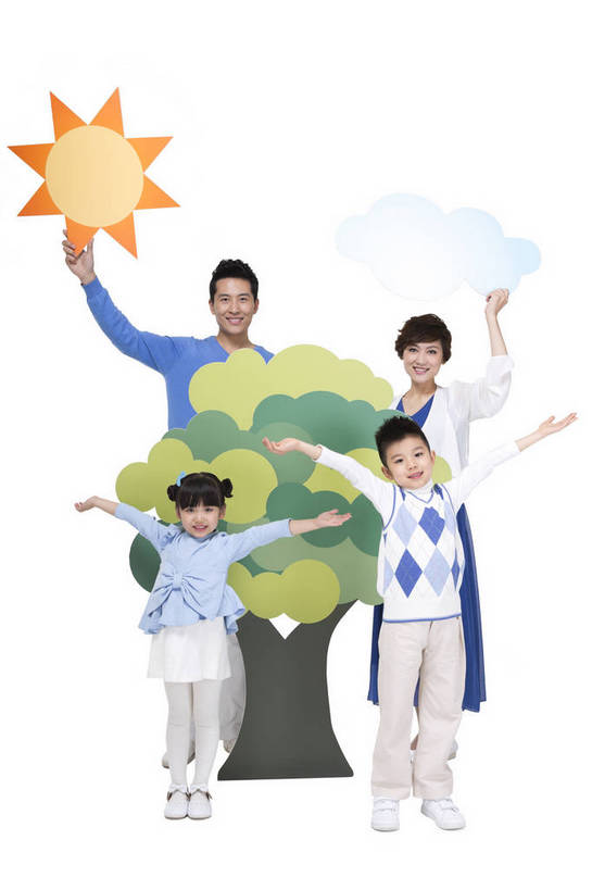 东方人,儿童,中年人,四个人,家庭,父母,站,微笑,竖图,彩色,室内,白天,留白,抠图,白色背景,正面,裙子,时尚,快乐,幸福,太阳,植物,北京,中国,伸展,种植,环保,图片,云,长裙,树,树木,小孩,绿色,自然,手势,站着,健康,温馨,休闲服,卡通,放松,可爱,美女,童年,童趣,舒展,摄影,生长,生活方式,成长,道具,希望,好奇,未来,亲情,宣传,合家欢,团圆,乐观,天真,男孩,男人,男性,年轻男性,年轻女性,女孩,女人,女性,亚洲人,中国人,孩子,年轻人,站立,全身,影棚拍摄,爱,愉快,男生,打手势,植树,bj174