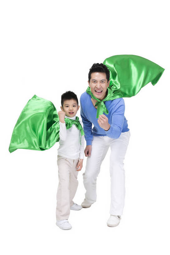 东方人,儿童,中年人,两个人,家庭,站,微笑,竖图,彩色,室内,白天,留白,抠图,白色背景,正面,侧面,时尚,快乐,幸福,北京,中国,环保,图片,鼓励,外套,小孩,绿色,握拳,站着,卫士,健康,温馨,父子,休闲服,披风,放松,可爱,童年,童趣,自信,摄影,生活方式,成长,希望,好奇,未来,亲情,宣传,斗篷,乐观,天真,男孩,男人,男性,年轻男性,亚洲人,中国人,孩子,年轻人,外衣,站立,全身,影棚拍摄,爱,愉快,男生,莲蓬衣,bj174