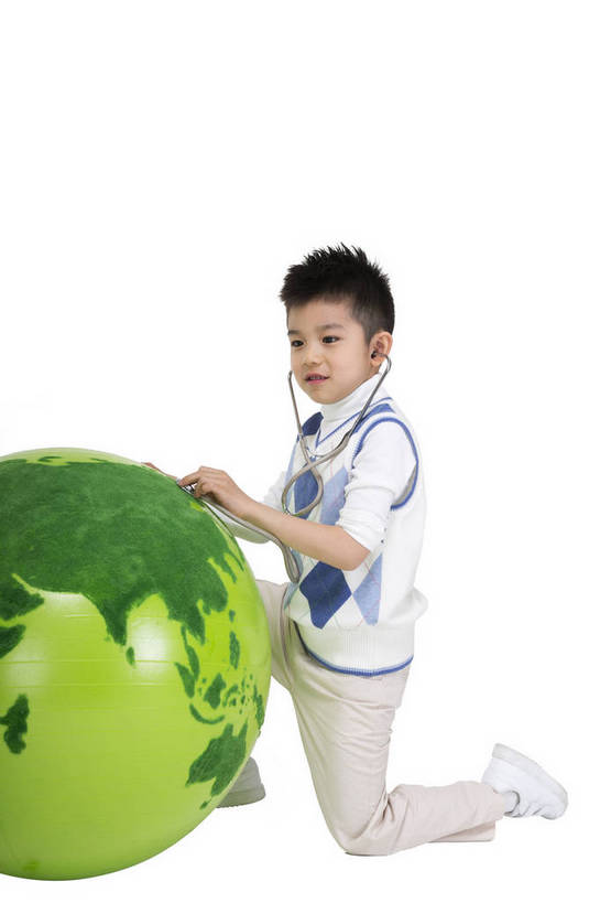 东方人,儿童,站,跪,微笑,竖图,彩色,室内,白天,留白,抠图,白色背景,侧面,时尚,快乐,幸福,北京,中国,仅一个人,环保,图片,地球,小孩,绿色,模型,听诊器,站着,健康,休闲服,卡通,放松,可爱,童年,童趣,摄影,生活方式,成长,道具,希望,好奇,未来,诊疗,宣传,乐观,天真,男孩,男人,男性,亚洲人,中国人,孩子,站立,全身,影棚拍摄,愉快,男生,bj174