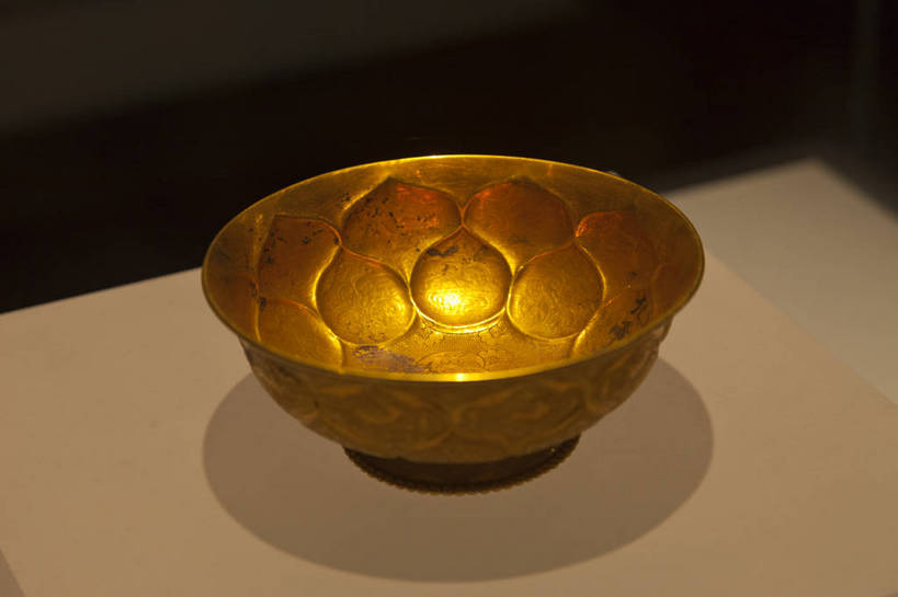 无人,博物馆,横图,彩色,室内,特写,白天,旅游,度假,西安,中国,亚洲,风俗,图片,古典,文化,文物,娱乐,传统,黄金,工艺品,享受,休闲,金色,旅游胜地,放松,精神,摄影,古董,古物,文明,中国文化,古玩,东亚,陕西,陕西省,湖北,西安市,中华人民共和国,省会,西北地区,陕,古代文明,制度,旅行,陕西历史博物馆,雁塔区,陕西省博物馆,酒器,莲瓣纹金碗,唐鸳鸯莲瓣纹金碗,鸳鸯莲瓣金碗,bj174