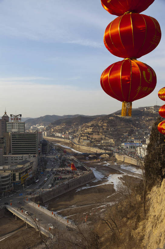 无人,竖图,彩色,室外,白天,旅游,山,建筑,中国,图片,乡村,城镇,农村,塔,宝塔,红灯笼,民居,村庄,旅游胜地,摄影,村落,文明,中国文化,窑洞,陕西,延安,屯子,墟落,宝塔山,旅行,居住区,bj174