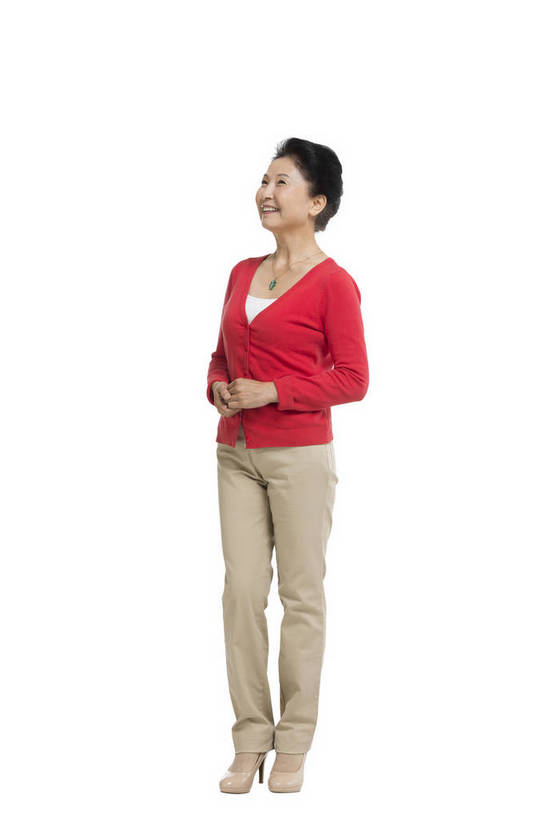 东方人,老年人,一个人,站,微笑,竖图,彩色,室内,白天,留白,抠图,白色背景,侧面,时尚,幸福,北京,中国,春节,新年,仅一个女性,仅一个人,节日,庆祝,图片,文化,老人,庆典,健康,喜庆,放松,摄影,仅一个老年女性,生活方式,纪念,慈祥,端庄,乐观,和善,老年女性,女人,女性,亚洲人,中国人,全身,影棚拍摄,欢乐,红衣,传统节日,bj174