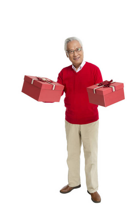 东方人,老年人,一个人,站,微笑,竖图,彩色,室内,白天,留白,抠图,白色背景,正面,时尚,幸福,礼盒,北京,中国,春节,新年,节日,庆祝,图片,纸盒,文化,老人,仅一个老年男性,庆典,健康,喜庆,展示,放松,摄影,生活方式,纪念,慈祥,乐观,和善,老年男性,男人,男性,亚洲人,中国人,捧着,全身,影棚拍摄,欢乐,红衣,传统节日,bj174