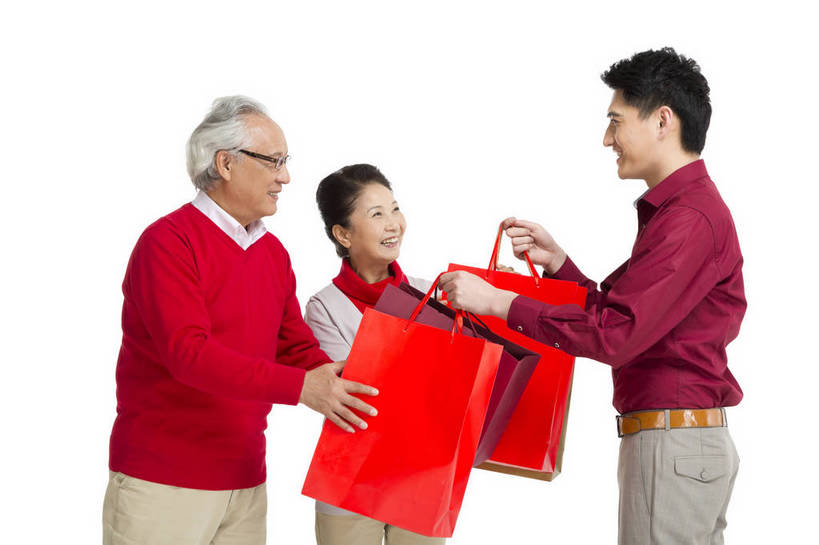 东方人,中年人,老年人,三个人,家庭,父母,儿子,站,笑,横图,彩色,室内,白天,留白,抠图,白色背景,侧面,衬衫,购物,聚会,时尚,幸福,北京,中国,春节,新年,正装,节日,庆祝,图片,购物袋,文化,老人,庆典,健康,温馨,喜庆,放松,摄影,生活方式,纪念,西裤,和睦,采购,慈祥,亲近,亲情,合家欢,欢聚一堂,乐观,和善,老年男性,老年女性,男人,男性,年轻男性,女人,女性,中国人,年轻人,交谈,半身,影棚拍摄,欢乐,红衣,传统节日,bj174