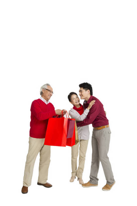 东方人,中年人,老年人,三个人,家庭,父母,儿子,站,笑,竖图,彩色,室内,白天,留白,抠图,白色背景,侧面,衬衫,购物,聚会,时尚,幸福,北京,中国,春节,新年,正装,节日,庆祝,图片,购物袋,文化,老人,庆典,健康,温馨,喜庆,放松,摄影,生活方式,纪念,西裤,和睦,采购,慈祥,亲近,亲情,合家欢,欢聚一堂,乐观,和善,老年男性,老年女性,男人,男性,年轻男性,女人,女性,中国人,年轻人,交谈,拥抱,全身,影棚拍摄,欢乐,红衣,传统节日,bj174