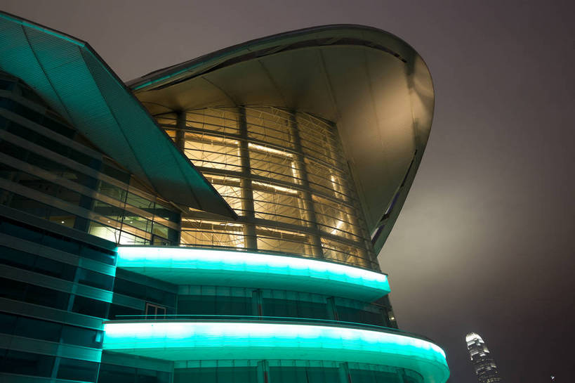 横图,彩色,室外,旅游,度假,名胜古迹,标志建筑,地标,建筑,夜景,香港,中国,遗迹,图片,辉煌,古迹,文物,娱乐,建设,古建筑,地标建筑,享受,休闲,旅游胜地,放松,摄影,文明,展览馆,古文明,发展,灯火辉煌,繁荣,香港会展中心,旅行,bj174