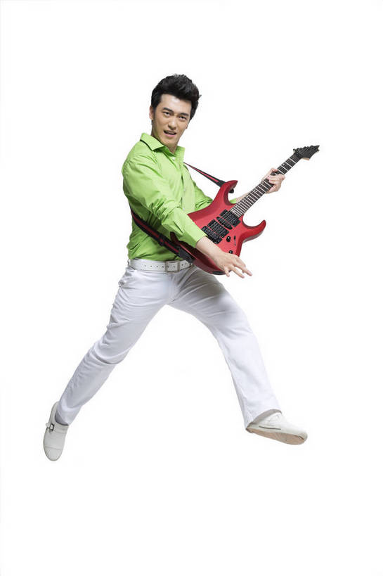 东方人,竖图,彩色,室内,白天,留白,抠图,白色背景,侧面,时尚,陶醉,跳舞,快乐,幸福,北京,中国,仅一个人,图片,弹奏,演奏,弹吉他,休闲装,现代,享受,休闲,放松,活力,自信,唱歌,摄影,生活方式,青春,手舞足蹈,演唱,歌唱,动感,乐观,男人,男性,年轻男性,亚洲人,中国人,年轻人,跳跃,全身,影棚拍摄,愉快,bj174