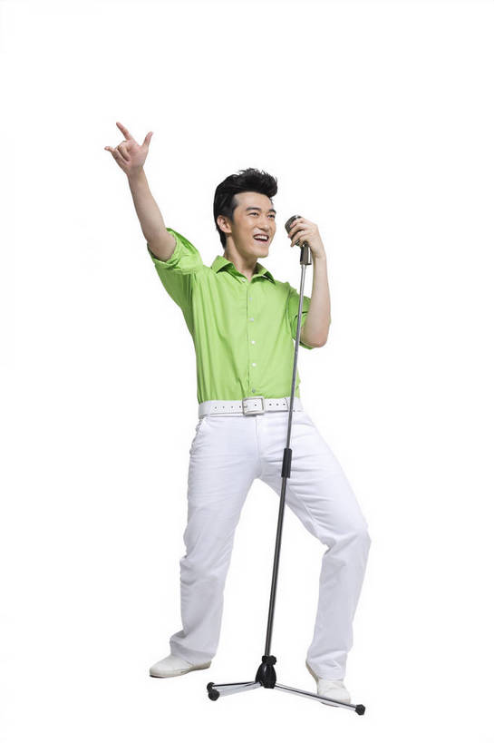 东方人,竖图,彩色,室内,白天,留白,抠图,白色背景,正面,时尚,陶醉,跳舞,快乐,幸福,北京,中国,仅一个人,图片,休闲装,现代,半蹲,享受,休闲,放松,活力,自信,唱歌,摄影,生活方式,青春,手舞足蹈,麦克风,动感,乐观,男人,男性,年轻男性,亚洲人,中国人,年轻人,全身,影棚拍摄,愉快,bj174