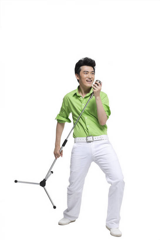 东方人,竖图,彩色,室内,白天,留白,抠图,白色背景,正面,时尚,陶醉,跳舞,快乐,幸福,北京,中国,仅一个人,图片,休闲装,现代,半蹲,享受,休闲,放松,活力,自信,唱歌,摄影,生活方式,青春,手舞足蹈,麦克风,动感,乐观,男人,男性,年轻男性,亚洲人,中国人,年轻人,全身,影棚拍摄,愉快,bj174