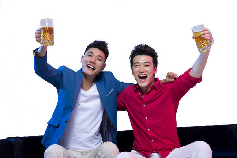 啤酒,东方人,两个人,伙伴,朋友,坐,笑,横图,彩色,室内,白天,留白,抠图,白色背景,正面,时尚,快乐,兴奋,友谊,幸福,合作,团队,北京,中国,图片,休闲装,干杯,休闲,放松,活力,狂欢,自信,摄影,生活方式,青春,同伴,动感,乐观,饮酒,友情,男人,男性,年轻男性,亚洲人,中国人,年轻人,举起,半身,影棚拍摄,愉快,bj174