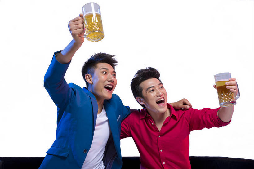 啤酒,东方人,两个人,伙伴,朋友,坐,笑,横图,彩色,室内,白天,留白,抠图,白色背景,正面,侧面,时尚,快乐,兴奋,友谊,幸福,合作,团队,北京,中国,图片,休闲装,干杯,休闲,放松,活力,狂欢,自信,摄影,生活方式,青春,同伴,动感,乐观,饮酒,友情,男人,男性,年轻男性,亚洲人,中国人,年轻人,举起,半身,影棚拍摄,愉快,bj174