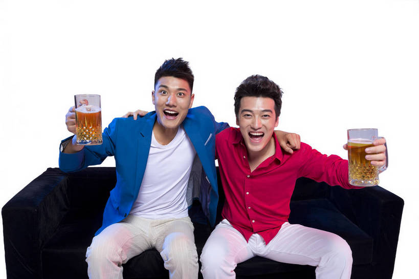 啤酒,东方人,两个人,伙伴,朋友,坐,笑,横图,彩色,室内,白天,留白,抠图,白色背景,正面,时尚,快乐,兴奋,友谊,幸福,合作,团队,北京,中国,图片,休闲装,干杯,休闲,放松,活力,狂欢,自信,摄影,生活方式,青春,同伴,动感,乐观,饮酒,友情,男人,男性,年轻男性,亚洲人,中国人,年轻人,举起,半身,影棚拍摄,愉快,bj174