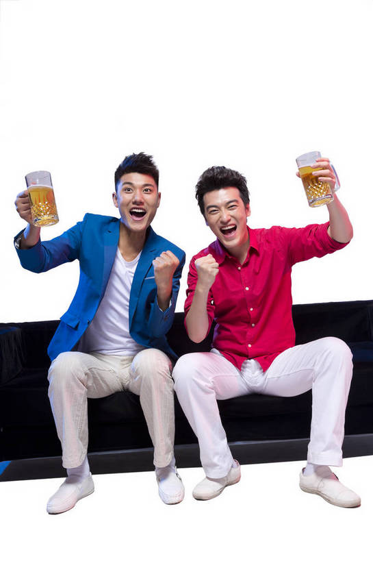 啤酒,东方人,两个人,伙伴,朋友,坐,笑,竖图,彩色,室内,白天,留白,抠图,白色背景,正面,时尚,快乐,兴奋,友谊,幸福,合作,团队,北京,中国,图片,休闲装,干杯,休闲,放松,活力,狂欢,自信,摄影,生活方式,青春,同伴,动感,乐观,饮酒,友情,男人,男性,年轻男性,亚洲人,中国人,年轻人,举起,全身,影棚拍摄,愉快,bj174