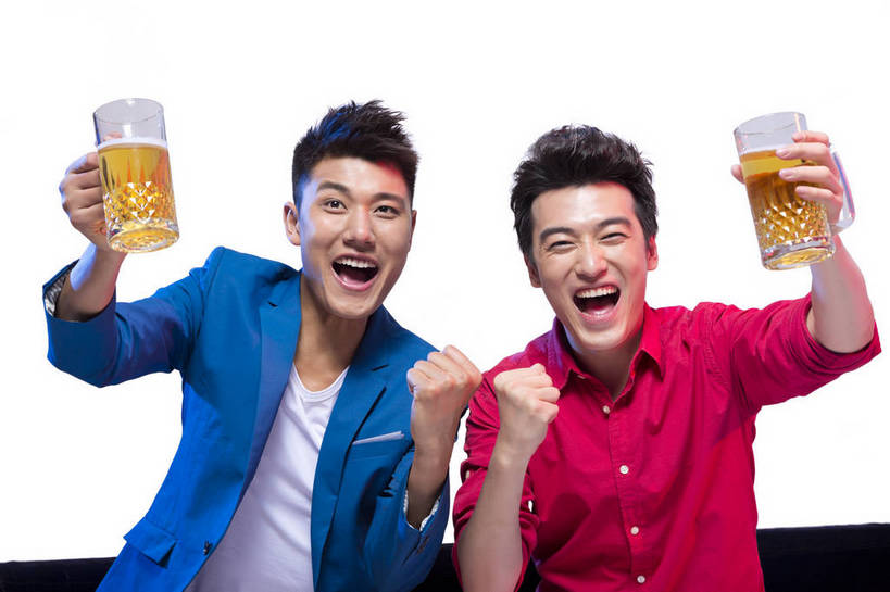 啤酒,东方人,两个人,伙伴,朋友,坐,笑,横图,彩色,室内,白天,留白,抠图,白色背景,正面,时尚,快乐,兴奋,友谊,幸福,合作,团队,北京,中国,图片,休闲装,干杯,休闲,放松,活力,狂欢,自信,摄影,生活方式,青春,同伴,动感,乐观,饮酒,友情,男人,男性,年轻男性,亚洲人,中国人,年轻人,举起,半身,影棚拍摄,愉快,bj174