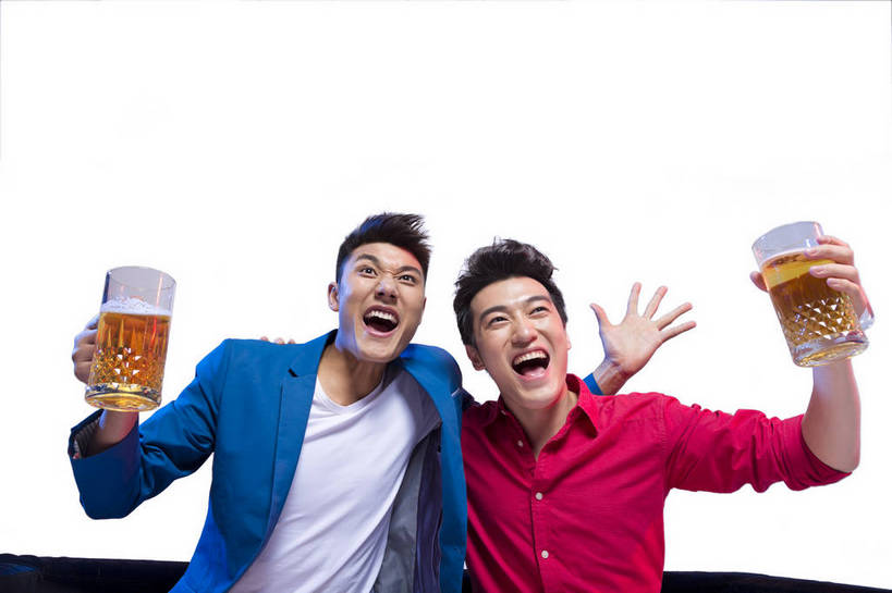 啤酒,东方人,两个人,伙伴,朋友,坐,笑,横图,彩色,室内,白天,留白,抠图,白色背景,正面,时尚,快乐,兴奋,友谊,幸福,合作,团队,北京,中国,图片,休闲装,干杯,休闲,放松,活力,狂欢,自信,摄影,生活方式,青春,同伴,动感,乐观,饮酒,友情,男人,男性,年轻男性,亚洲人,中国人,年轻人,举起,半身,影棚拍摄,愉快,bj174