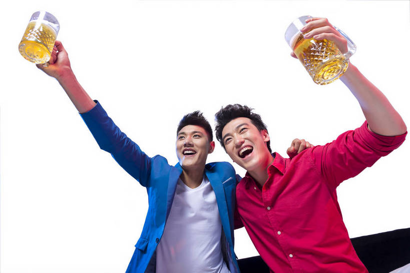 啤酒,东方人,两个人,伙伴,朋友,坐,笑,横图,彩色,室内,白天,留白,抠图,白色背景,正面,侧面,时尚,快乐,兴奋,友谊,幸福,合作,团队,北京,中国,图片,休闲装,干杯,休闲,放松,活力,狂欢,自信,摄影,生活方式,青春,同伴,动感,乐观,饮酒,友情,男人,男性,年轻男性,亚洲人,中国人,年轻人,举起,半身,影棚拍摄,愉快,bj174