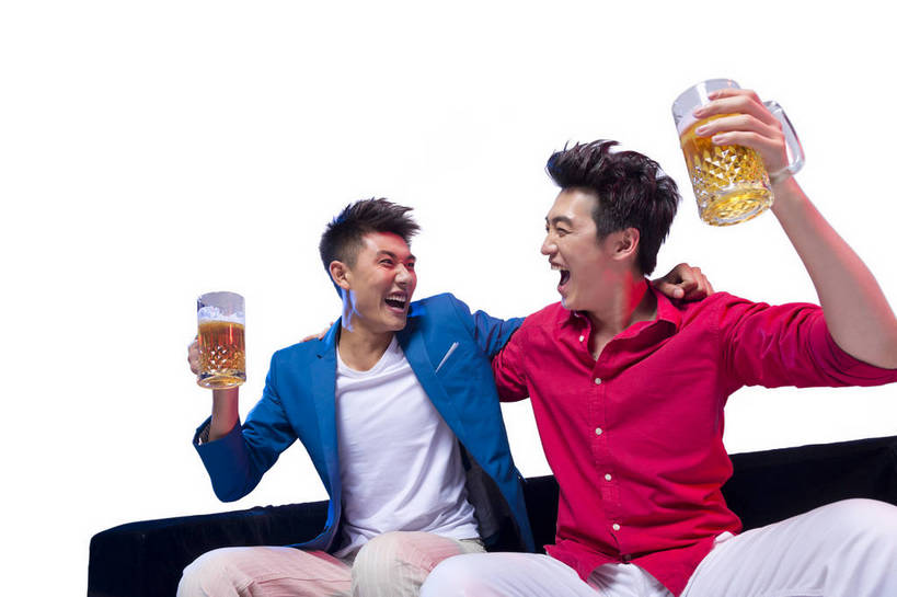 啤酒,东方人,两个人,伙伴,朋友,坐,笑,横图,彩色,室内,白天,留白,抠图,白色背景,正面,侧面,时尚,快乐,兴奋,友谊,幸福,合作,团队,北京,中国,图片,休闲装,碰杯,休闲,放松,活力,狂欢,自信,摄影,生活方式,青春,同伴,动感,乐观,饮酒,友情,男人,男性,年轻男性,亚洲人,中国人,年轻人,举起,半身,影棚拍摄,愉快,bj174