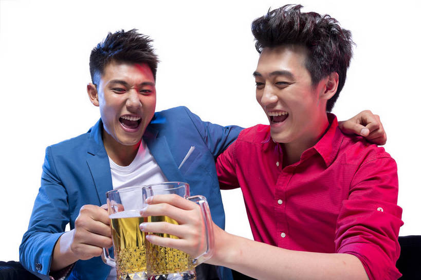 啤酒,东方人,两个人,伙伴,朋友,坐,笑,横图,彩色,室内,白天,留白,抠图,白色背景,正面,时尚,快乐,兴奋,友谊,幸福,合作,团队,北京,中国,图片,休闲装,碰杯,休闲,放松,活力,狂欢,自信,摄影,生活方式,青春,同伴,动感,乐观,饮酒,友情,男人,男性,年轻男性,亚洲人,中国人,年轻人,举起,半身,影棚拍摄,愉快,bj174