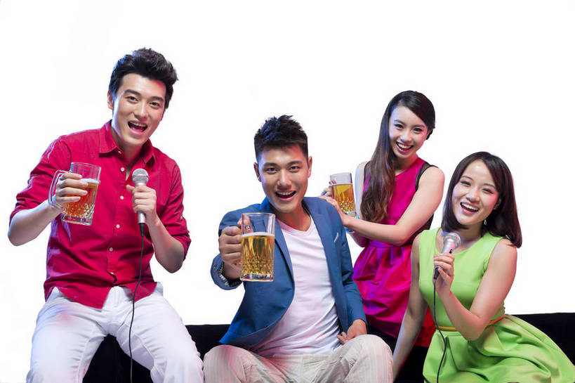 啤酒,东方人,四个人,伙伴,朋友,坐,笑,横图,彩色,室内,白天,留白,抠图,白色背景,正面,裙子,时尚,快乐,兴奋,友谊,幸福,合作,团队,北京,中国,连衣裙,图片,许多人,休闲装,干杯,一群人,休闲,放松,活力,狂欢,美女,自信,唱歌,摄影,生活方式,青春,麦克风,同伴,动感,乐观,饮酒,友情,男人,男性,年轻男性,年轻女性,女人,女性,亚洲人,中国人,年轻人,举起,半身,影棚拍摄,愉快,bj174
