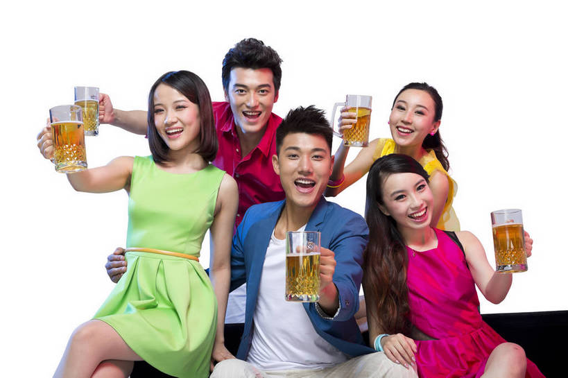 啤酒,东方人,伙伴,朋友,坐,笑,横图,彩色,室内,白天,留白,抠图,白色背景,正面,侧面,裙子,时尚,快乐,兴奋,友谊,幸福,合作,团队,北京,中国,五个人,连衣裙,图片,许多人,休闲装,干杯,一群人,休闲,放松,活力,狂欢,美女,自信,唱歌,摄影,生活方式,青春,同伴,动感,乐观,饮酒,友情,男人,男性,年轻男性,年轻女性,女人,女性,亚洲人,中国人,年轻人,半身,影棚拍摄,愉快,bj174