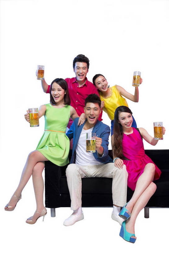 啤酒,东方人,伙伴,朋友,坐,笑,竖图,彩色,室内,白天,留白,抠图,白色背景,正面,侧面,裙子,时尚,快乐,兴奋,友谊,幸福,合作,团队,北京,中国,五个人,连衣裙,图片,许多人,休闲装,干杯,一群人,休闲,放松,活力,狂欢,美女,自信,唱歌,摄影,生活方式,青春,同伴,动感,乐观,饮酒,友情,男人,男性,年轻男性,年轻女性,女人,女性,亚洲人,中国人,年轻人,全身,影棚拍摄,愉快,bj174