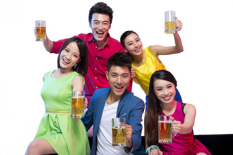 啤酒,东方人,伙伴,朋友,坐,笑,横图,彩色,室内,白天,留白,抠图,白色背景,正面,侧面,裙子,时尚,快乐,兴奋,友谊,幸福,合作,团队,北京,中国,五个人,连衣裙,图片,许多人,休闲装,干杯,一群人,休闲,放松,活力,狂欢,美女,自信,唱歌,摄影,生活方式,青春,同伴,动感,乐观,饮酒,友情,男人,男性,年轻男性,年轻女性,女人,女性,亚洲人,中国人,年轻人,半身,影棚拍摄,愉快,bj174