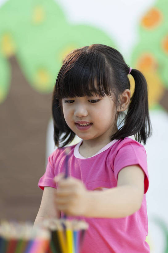 东方人,婴儿,儿童,一个人,站,微笑,竖图,彩色,室内,白天,侧面,快乐,幸福,纯洁,北京,中国,图片,拿,书桌,小孩,小女孩,背景墙,铅笔,教室,放松,可爱,童年,童趣,幼儿园,摄影,活泼,成长,希望,好奇,未来,宝宝,纯真,烂漫,无邪,乐观,卡通画,伶俐,天真,女孩,女人,女性,亚洲人,中国人,孩子,半身,女生,bj174