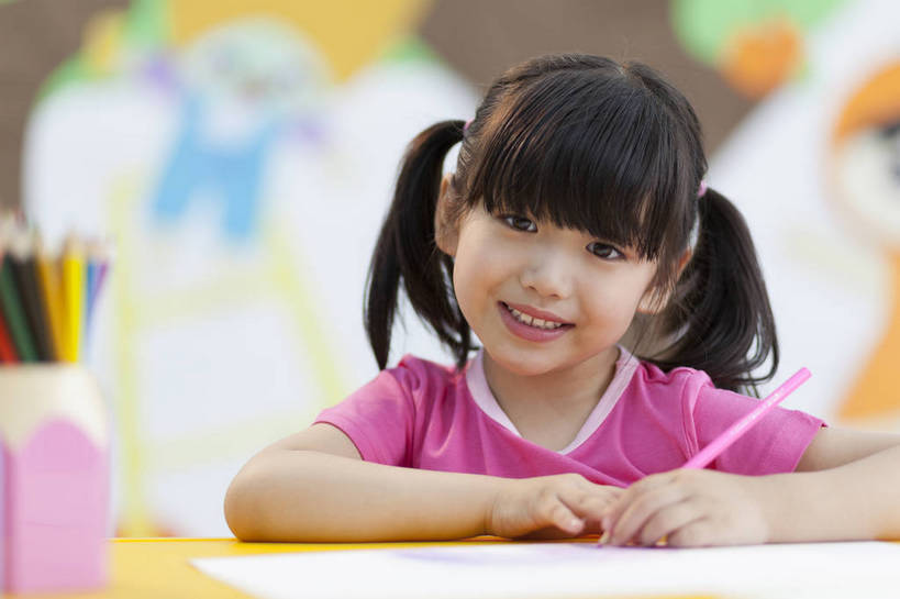 东方人,婴儿,儿童,一个人,坐,微笑,横图,彩色,室内,白天,正面,快乐,幸福,纯洁,北京,中国,写字,学习,图片,书桌,小孩,小女孩,背景墙,铅笔,教室,放松,可爱,童年,童趣,幼儿园,摄影,活泼,成长,希望,好奇,未来,宝宝,纯真,烂漫,无邪,乐观,卡通画,伶俐,认真,天真,女孩,女人,女性,亚洲人,中国人,孩子,半身,女生,bj174