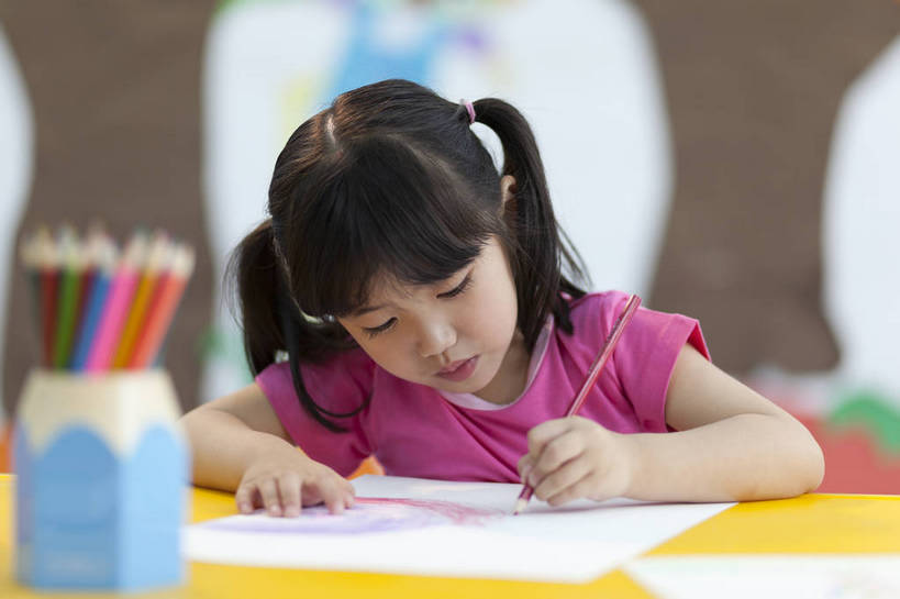 东方人,婴儿,儿童,一个人,坐,横图,彩色,室内,白天,正面,快乐,幸福,纯洁,北京,中国,写字,学习,图片,书桌,小孩,小女孩,背景墙,铅笔,教室,放松,可爱,童年,童趣,幼儿园,摄影,活泼,成长,希望,好奇,未来,宝宝,纯真,烂漫,无邪,乐观,卡通画,伶俐,认真,天真,女孩,女人,女性,亚洲人,中国人,孩子,半身,女生,bj174