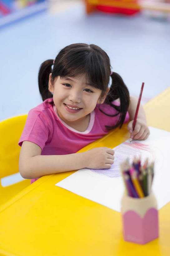 东方人,婴儿,儿童,一个人,坐,微笑,竖图,彩色,室内,白天,侧面,快乐,幸福,纯洁,北京,中国,写字,学习,图片,书桌,小孩,小女孩,背景墙,铅笔,教室,放松,可爱,童年,童趣,幼儿园,摄影,活泼,成长,希望,好奇,未来,宝宝,纯真,烂漫,无邪,乐观,卡通画,伶俐,认真,天真,女孩,女人,女性,亚洲人,中国人,孩子,半身,女生,bj174