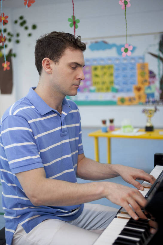 西方人,中年人,一个人,教师,坐,竖图,彩色,室内,白天,侧面,幸福,北京,中国,欧洲人,图片,钢琴,教育,演奏,仅一个年轻男性,背景墙,教室,展示,成熟,放松,外教,幼儿园,摄影,学前教育,弹钢琴,乐观,卡通画,认真,男人,男性,年轻男性,美国人,年轻人,半身,bj174