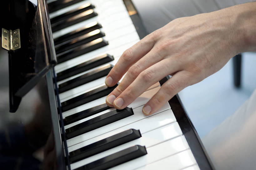 手,一个人,横图,彩色,室内,特写,白天,幸福,北京,中国,表演,艺术,图片,钢琴,琴键,演奏,仅一个年轻男性,背景墙,放松,摄影,弹钢琴,技艺,卡通画,半身,bj174