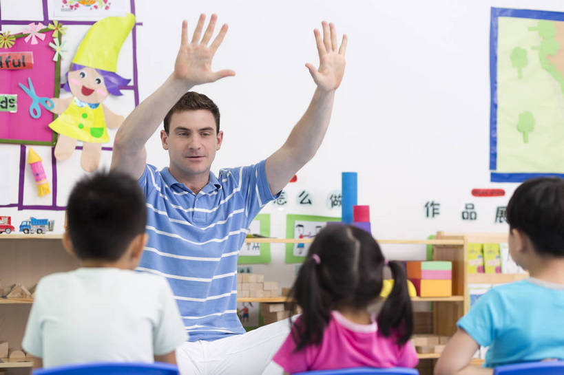 东方人,西方人,婴儿,儿童,中年人,四个人,伙伴,教师,坐,横图,彩色,室内,白天,正面,快乐,友谊,幸福,纯洁,合作,柜子,玩具,北京,中国,欧洲人,图片,许多人,教育,听,小孩,小女孩,背面,背景墙,一群人,教室,放松,可爱,童年,童趣,比划,外教,幼儿园,摄影,活泼,成长,希望,好奇,未来,学前教育,同伴,宝宝,讲课,纯真,烂漫,无邪,乐观,卡通画,伶俐,认真,天真,友情,男孩,男人,男性,年轻男性,女人,女性,美国人,亚洲人,中国人,孩子,年轻人,半身,男生,师生,bj174