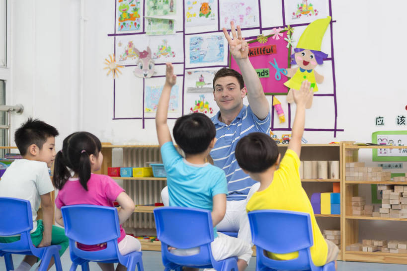 东方人,西方人,婴儿,儿童,中年人,四个人,伙伴,教师,坐,横图,彩色,室内,白天,正面,快乐,友谊,幸福,纯洁,合作,柜子,玩具,北京,中国,欧洲人,图片,许多人,教育,听,小孩,小女孩,背面,背景墙,一群人,教室,放松,可爱,童年,童趣,比划,外教,幼儿园,摄影,活泼,成长,希望,好奇,未来,学前教育,同伴,宝宝,讲课,纯真,烂漫,无邪,乐观,卡通画,伶俐,认真,天真,友情,男孩,男人,男性,年轻男性,女人,女性,美国人,亚洲人,中国人,孩子,年轻人,半身,男生,师生,bj174