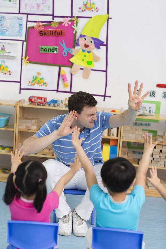 东方人,西方人,婴儿,儿童,中年人,三个人,伙伴,教师,坐,竖图,彩色,室内,白天,正面,快乐,友谊,幸福,纯洁,合作,柜子,玩具,北京,中国,欧洲人,图片,许多人,教育,听,小孩,小女孩,背面,背景墙,一群人,教室,放松,可爱,童年,童趣,比划,外教,幼儿园,摄影,活泼,成长,希望,好奇,未来,学前教育,同伴,宝宝,讲课,纯真,烂漫,无邪,乐观,卡通画,伶俐,认真,天真,友情,男孩,男人,男性,年轻男性,女人,女性,美国人,亚洲人,中国人,孩子,年轻人,半身,男生,师生,bj174