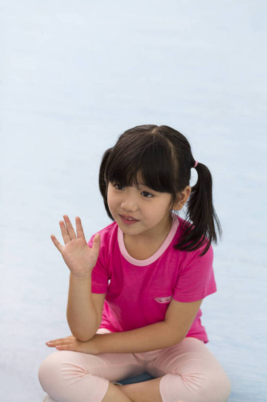 东方人,婴儿,儿童,一个人,坐,盘腿,竖图,彩色,室内,白天,背景,侧面,快乐,幸福,纯洁,北京,中国,图片,听,小孩,小女孩,教室,放松,可爱,童年,童趣,比划,幼儿园,摄影,活泼,成长,希望,好奇,未来,宝宝,讲课,纯真,烂漫,无邪,乐观,伶俐,认真,天真,女孩,女人,女性,亚洲人,中国人,孩子,盘腿而坐,盘膝,盘着腿的,盘着腿坐,双腿交叉,坐着,半身,女生,bj174