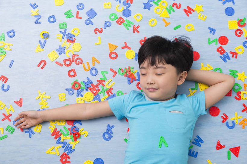 东方人,婴儿,儿童,一个人,微笑,横图,俯视,彩色,室内,白天,背景,正面,快乐,幸福,纯洁,地板,北京,中国,图片,排列,小孩,休息,教室,鬼脸,调皮,放松,可爱,童年,童趣,幼儿园,摄影,活泼,成长,希望,好奇,未来,宝宝,纯真,烂漫,无邪,乐观,伶俐,天真,男孩,男人,男性,亚洲人,中国人,孩子,躺着,半身,男生,bj174