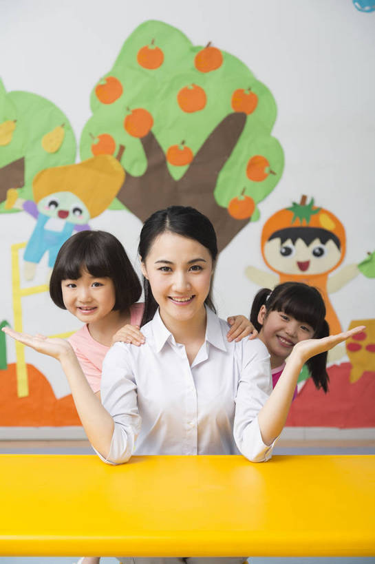 东方人,婴儿,儿童,中年人,三个人,伙伴,教师,站,坐,竖图,彩色,室内,白天,正面,快乐,友谊,幸福,纯洁,合作,桌子,北京,中国,图片,许多人,教育,小孩,小女孩,背景墙,手势,一群人,教室,放松,可爱,美女,童年,童趣,幼儿园,摄影,活泼,成长,希望,好奇,未来,学前教育,亲近,同伴,宝宝,纯真,烂漫,无邪,乐观,教员,卡通画,伶俐,天真,友情,年轻女性,女人,女性,亚洲人,中国人,孩子,年轻人,老师,半身,先生,师生,bj174