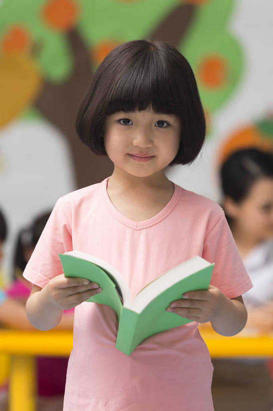 东方人,婴儿,儿童,三个人,伙伴,站,坐,竖图,彩色,室内,特写,白天,正面,看书,阅读,快乐,友谊,幸福,纯洁,合作,桌子,北京,中国,写字,图片,许多人,听,小孩,小女孩,背景墙,书本,打开,翻开,一群人,教室,放松,可爱,美女,童年,童趣,幼儿园,摄影,活泼,成长,希望,好奇,未来,同伴,宝宝,讲课,纯真,烂漫,无邪,辅导,乐观,传授,掀开,卡通画,伶俐,认真,天真,友情,年轻女性,女人,女性,亚洲人,中国人,孩子,半身,bj174