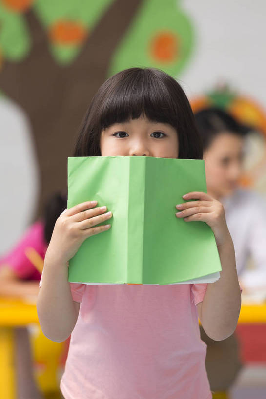 东方人,婴儿,儿童,三个人,伙伴,站,坐,竖图,彩色,室内,特写,白天,正面,快乐,友谊,幸福,纯洁,合作,桌子,北京,中国,写字,图片,许多人,听,小孩,小女孩,背景墙,书本,一群人,教室,放松,可爱,美女,童年,童趣,幼儿园,摄影,活泼,成长,希望,好奇,遮挡,未来,同伴,宝宝,讲课,纯真,烂漫,无邪,辅导,乐观,传授,卡通画,伶俐,认真,天真,友情,年轻女性,女人,女性,亚洲人,中国人,孩子,举着,半身,bj174