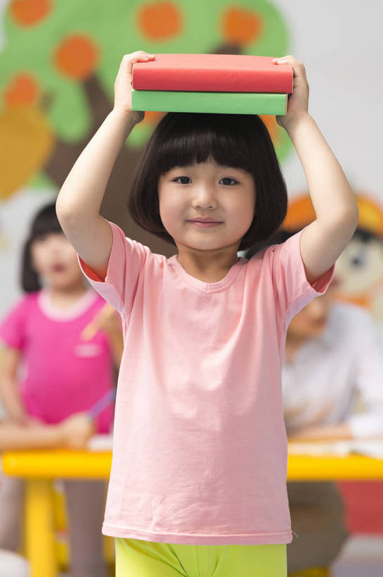 东方人,婴儿,儿童,三个人,伙伴,站,坐,竖图,彩色,室内,特写,白天,正面,快乐,友谊,幸福,纯洁,合作,桌子,北京,中国,写字,图片,许多人,听,小孩,小女孩,背景墙,书本,一群人,教室,放松,可爱,美女,童年,童趣,幼儿园,摄影,活泼,成长,希望,好奇,未来,同伴,宝宝,讲课,纯真,烂漫,无邪,辅导,乐观,传授,卡通画,伶俐,认真,天真,友情,年轻女性,女人,女性,亚洲人,中国人,孩子,半身,bj174