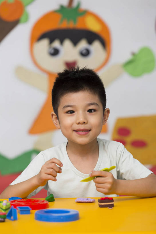 东方人,婴儿,儿童,一个人,坐,微笑,竖图,彩色,室内,白天,正面,游戏,快乐,幸福,纯洁,桌子,玩具,北京,中国,图片,玩,娱乐,小孩,背景墙,休闲,教室,放松,可爱,童年,童趣,益智,幼儿园,摄影,活泼,成长,模具,活动,希望,好奇,未来,发泄,消遣,智力,宝宝,纯真,烂漫,无邪,橡皮泥,宣泄,乐观,卡通画,伶俐,天真,男孩,男人,男性,亚洲人,中国人,孩子,玩耍,嬉戏,半身,男生,bj174