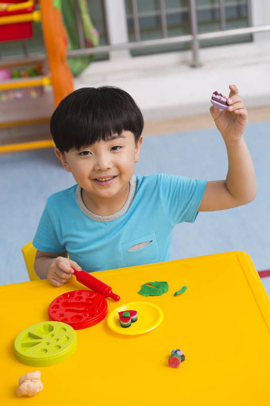 东方人,婴儿,儿童,一个人,坐,微笑,竖图,彩色,室内,白天,正面,游戏,快乐,幸福,纯洁,桌子,玩具,北京,中国,图片,玩,娱乐,小孩,背景墙,休闲,教室,放松,可爱,童年,童趣,益智,幼儿园,摄影,活泼,成长,模具,活动,希望,好奇,未来,发泄,消遣,智力,宝宝,纯真,烂漫,无邪,橡皮泥,宣泄,乐观,卡通画,伶俐,天真,男孩,男人,男性,亚洲人,中国人,孩子,玩耍,嬉戏,半身,男生,bj174