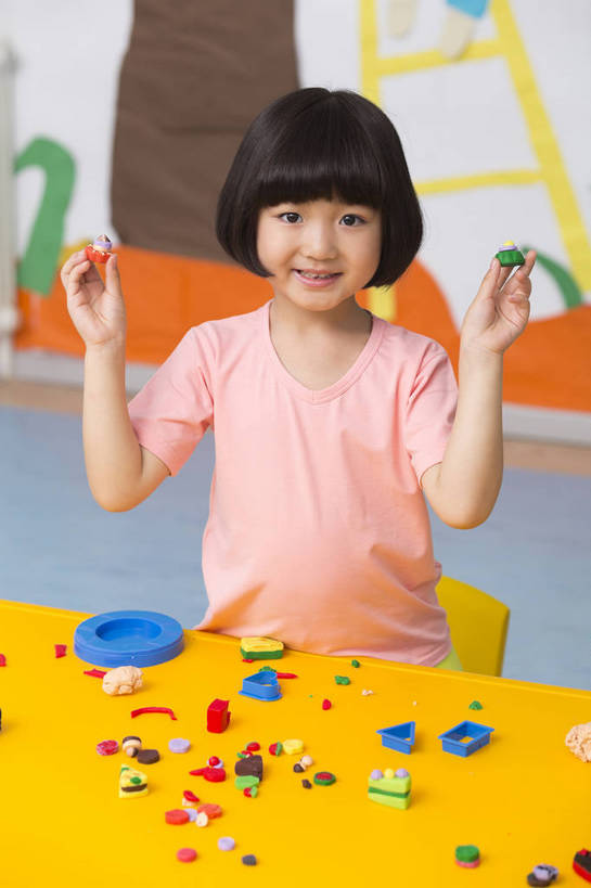 东方人,婴儿,儿童,一个人,坐,微笑,竖图,彩色,室内,白天,正面,游戏,快乐,幸福,纯洁,桌子,玩具,北京,中国,图片,玩,娱乐,小孩,小女孩,背景墙,休闲,教室,放松,可爱,童年,童趣,益智,幼儿园,摄影,活泼,成长,模具,活动,希望,好奇,未来,发泄,消遣,智力,宝宝,纯真,烂漫,无邪,橡皮泥,宣泄,乐观,卡通画,伶俐,天真,女孩,女人,女性,亚洲人,中国人,孩子,玩耍,嬉戏,半身,女生,bj174