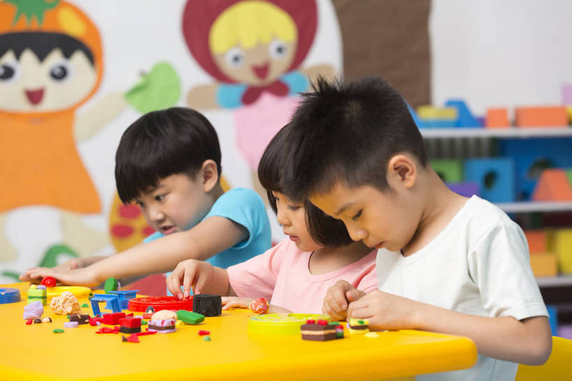 东方人,婴儿,儿童,三个人,伙伴,坐,微笑,横图,彩色,室内,白天,侧面,游戏,快乐,友谊,幸福,纯洁,合作,桌子,玩具,北京,中国,图片,许多人,玩,娱乐,小孩,小女孩,背景墙,一群人,休闲,教室,放松,可爱,童年,童趣,益智,幼儿园,摄影,活泼,成长,模具,活动,希望,好奇,未来,发泄,消遣,智力,同伴,宝宝,纯真,烂漫,无邪,橡皮泥,宣泄,乐观,卡通画,伶俐,天真,友情,男孩,男人,男性,女人,女性,亚洲人,中国人,孩子,玩耍,嬉戏,半身,男生,bj174