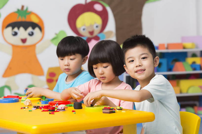 东方人,婴儿,儿童,三个人,伙伴,坐,微笑,横图,彩色,室内,白天,侧面,游戏,快乐,友谊,幸福,纯洁,合作,桌子,玩具,北京,中国,图片,许多人,玩,娱乐,小孩,小女孩,背景墙,一群人,休闲,教室,放松,可爱,童年,童趣,益智,幼儿园,摄影,活泼,成长,模具,活动,希望,好奇,未来,发泄,消遣,智力,同伴,宝宝,纯真,烂漫,无邪,橡皮泥,宣泄,乐观,卡通画,伶俐,天真,友情,男孩,男人,男性,女人,女性,亚洲人,中国人,孩子,玩耍,嬉戏,半身,男生,bj174